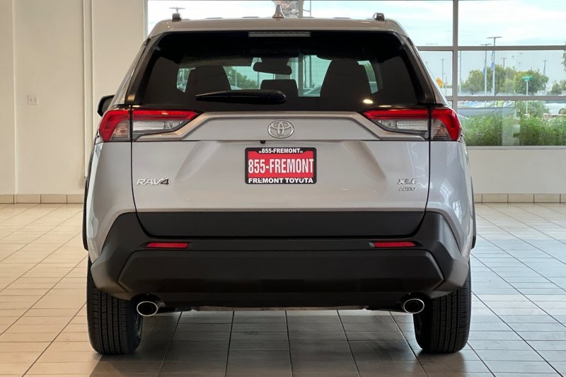 Toyota RAV4 Vehicle Full-screen Gallery Image 05