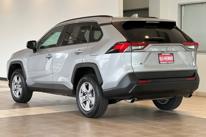 Toyota RAV4 Vehicle Full-screen Gallery Image 06