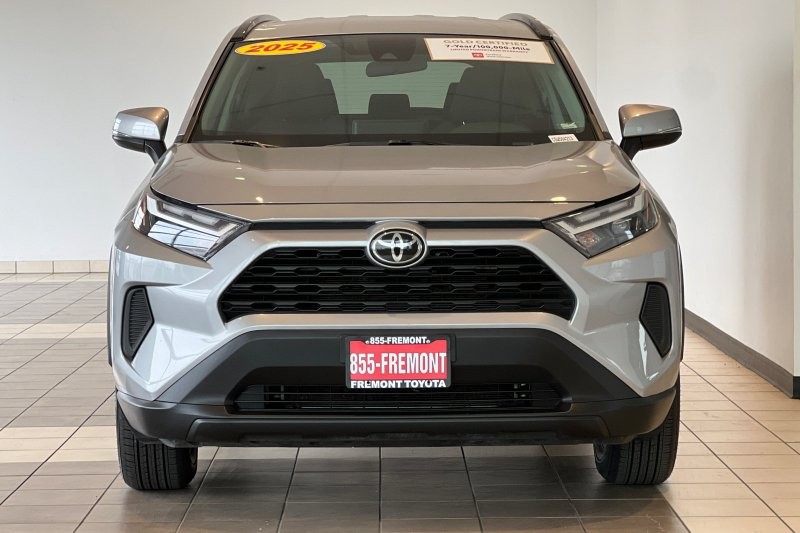 Toyota RAV4 Vehicle Full-screen Gallery Image 09