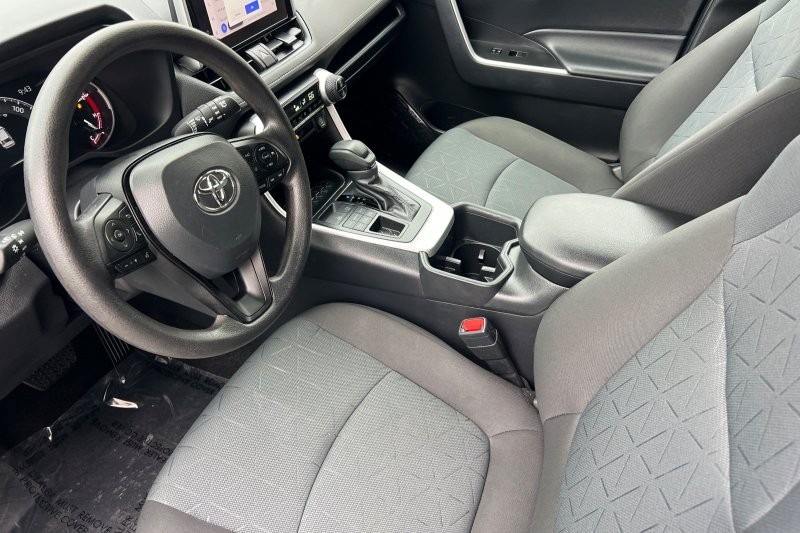 Toyota RAV4 Vehicle Full-screen Gallery Image 10