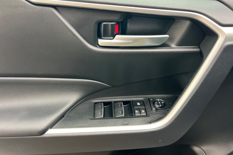 Toyota RAV4 Vehicle Full-screen Gallery Image 11