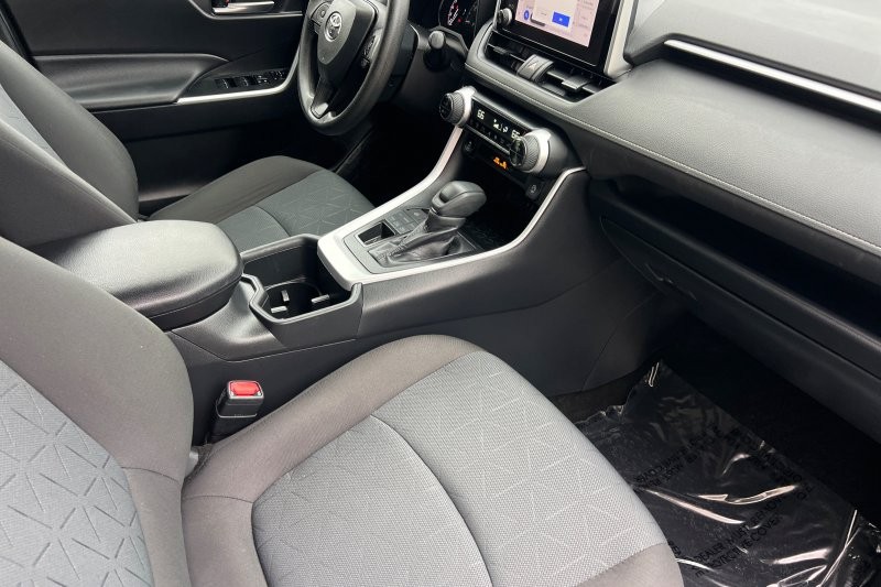 Toyota RAV4 Vehicle Full-screen Gallery Image 16