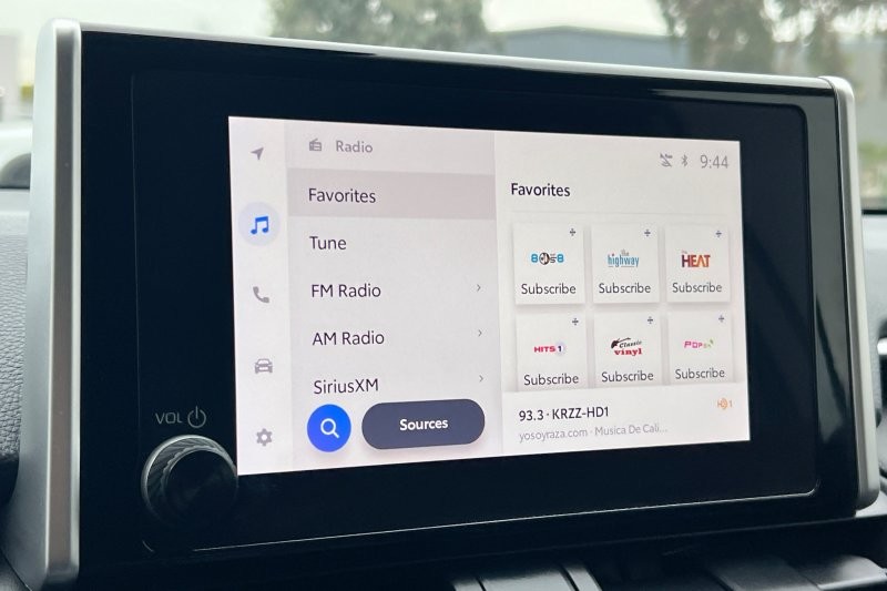Toyota RAV4 Vehicle Full-screen Gallery Image 18