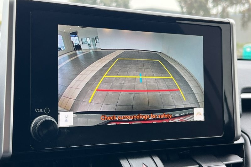 Toyota RAV4 Vehicle Full-screen Gallery Image 19
