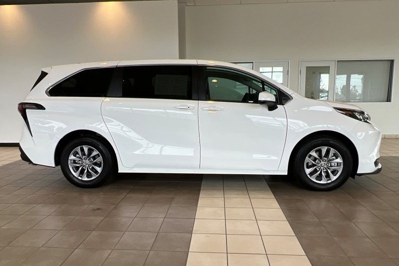 Toyota Sienna Vehicle Full-screen Gallery Image 03