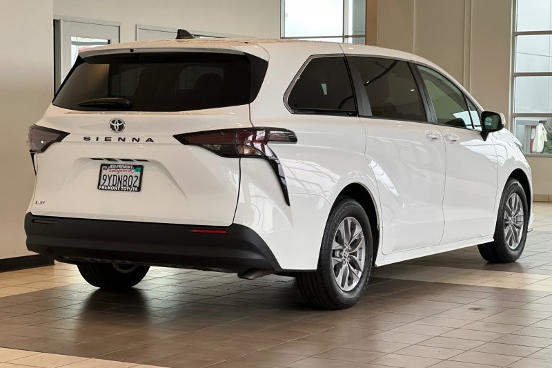Toyota Sienna Vehicle Full-screen Gallery Image 04