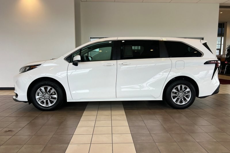 Toyota Sienna Vehicle Full-screen Gallery Image 07