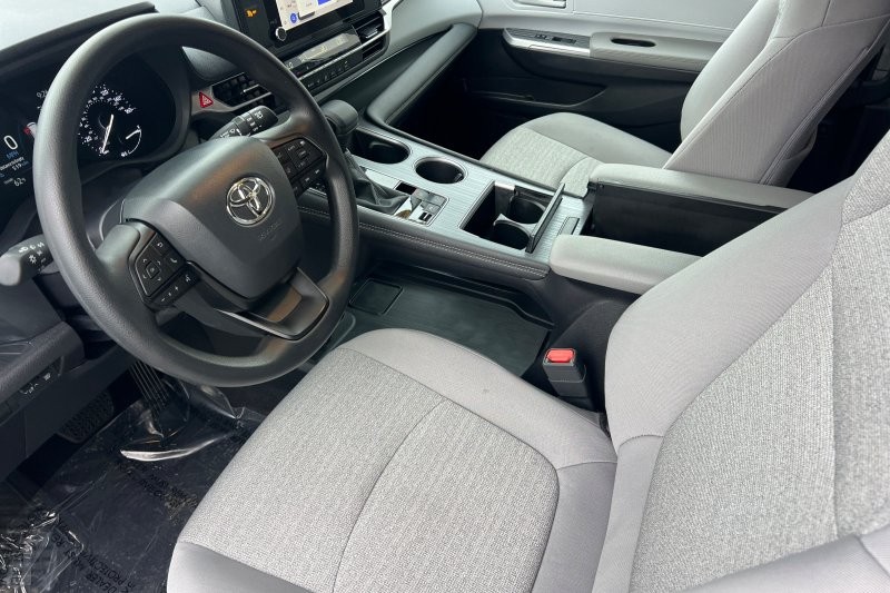 Toyota Sienna Vehicle Full-screen Gallery Image 10