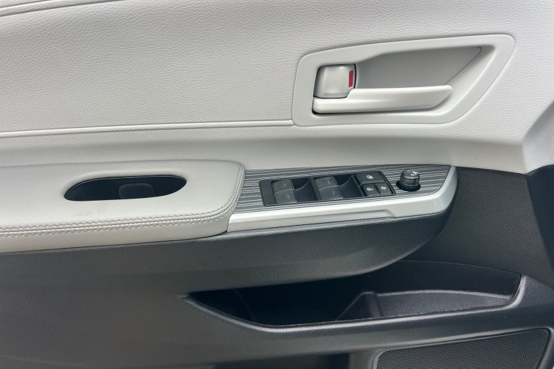 Toyota Sienna Vehicle Full-screen Gallery Image 11