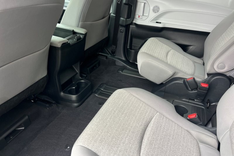 Toyota Sienna Vehicle Full-screen Gallery Image 12