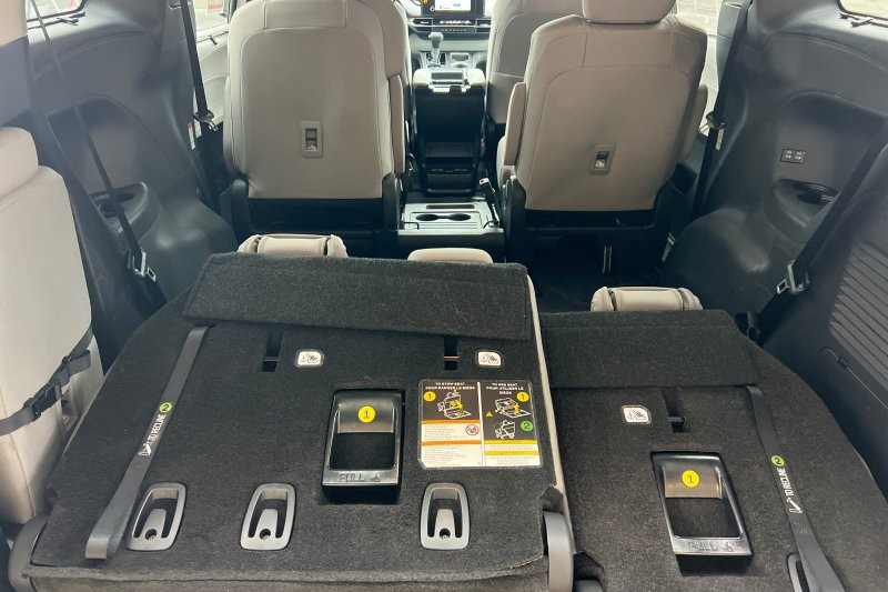 Toyota Sienna Vehicle Full-screen Gallery Image 16