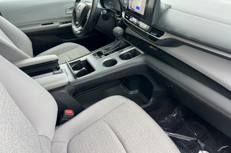 Toyota Sienna Vehicle Full-screen Gallery Image 17