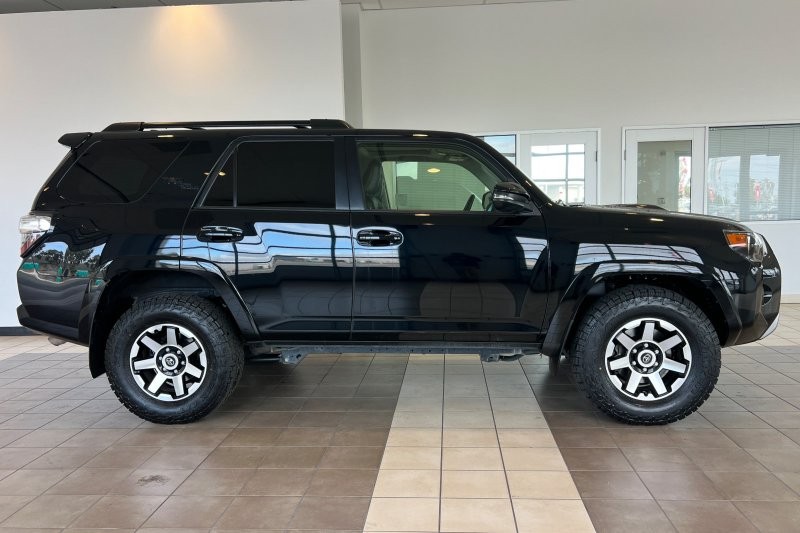 Toyota 4Runner Vehicle Full-screen Gallery Image 03