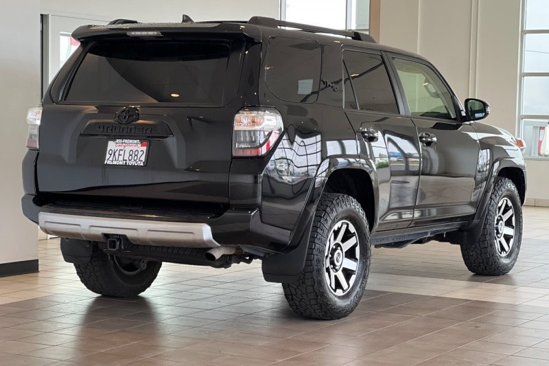 Toyota 4Runner Vehicle Full-screen Gallery Image 04