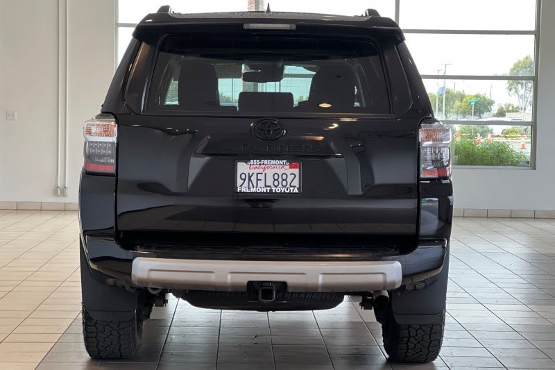 Toyota 4Runner Vehicle Full-screen Gallery Image 05