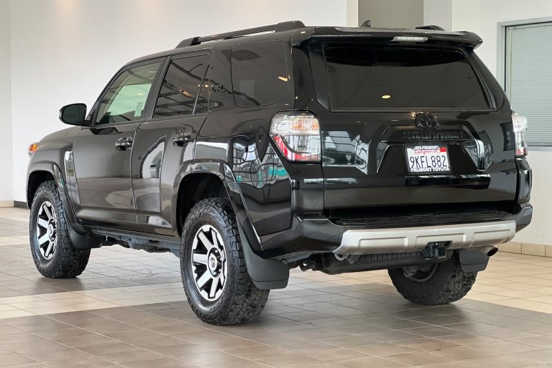 Toyota 4Runner Vehicle Full-screen Gallery Image 06