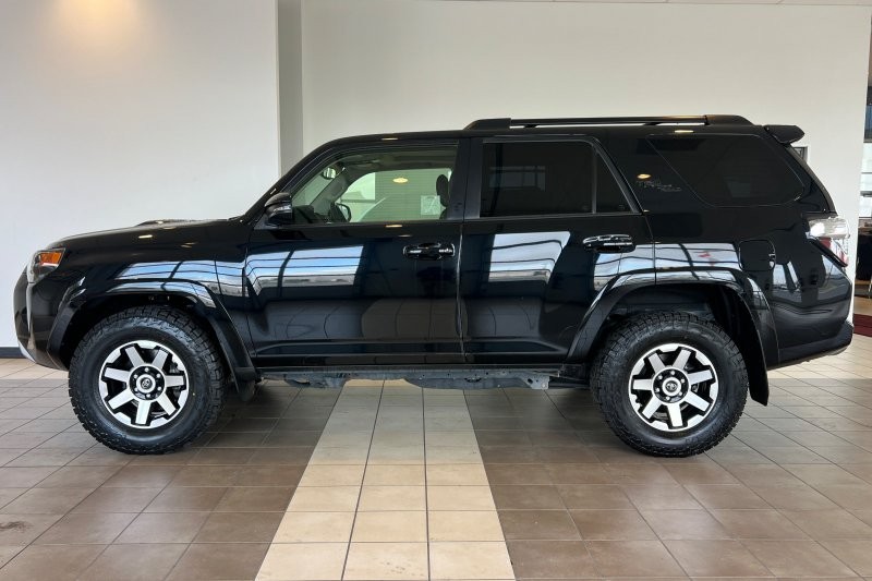 Toyota 4Runner Vehicle Full-screen Gallery Image 07