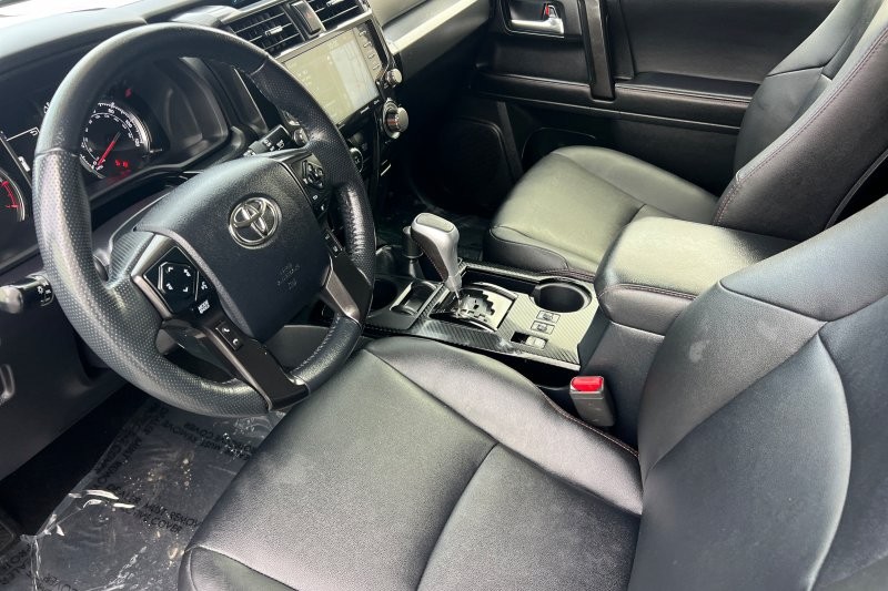 Toyota 4Runner Vehicle Full-screen Gallery Image 10