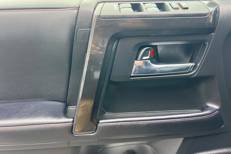 Toyota 4Runner Vehicle Full-screen Gallery Image 11