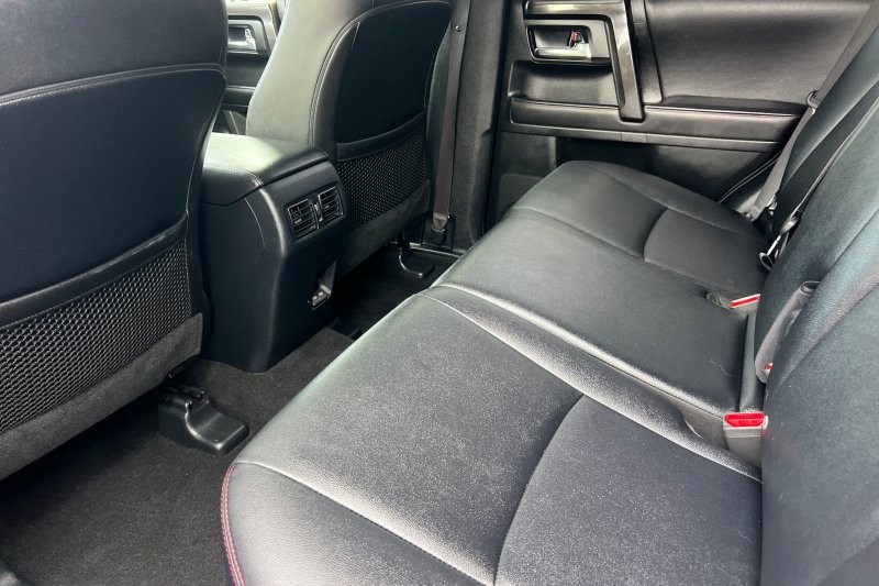 Toyota 4Runner Vehicle Full-screen Gallery Image 12