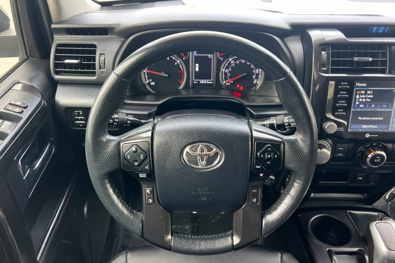 Toyota 4Runner Vehicle Full-screen Gallery Image 14