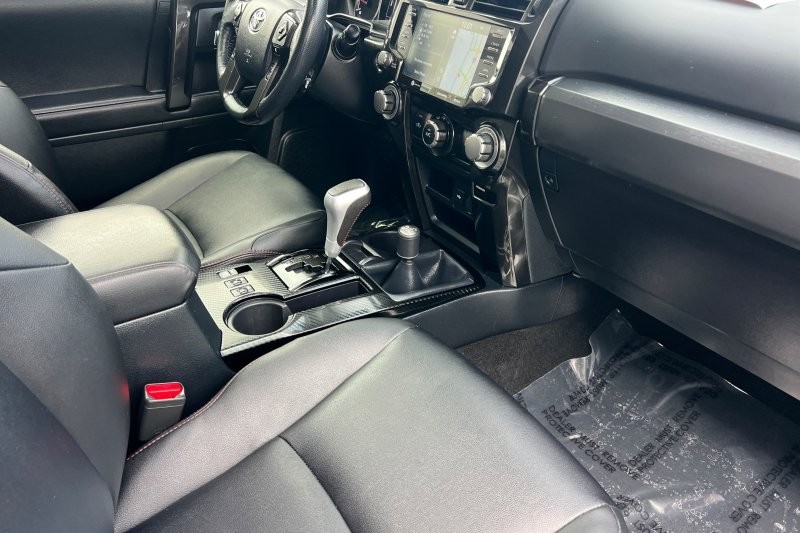 Toyota 4Runner Vehicle Full-screen Gallery Image 16
