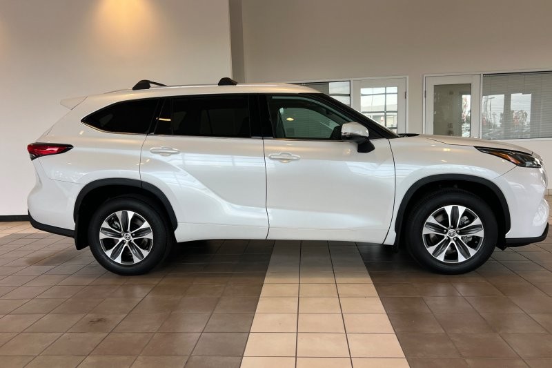 Toyota Highlander Vehicle Full-screen Gallery Image 03