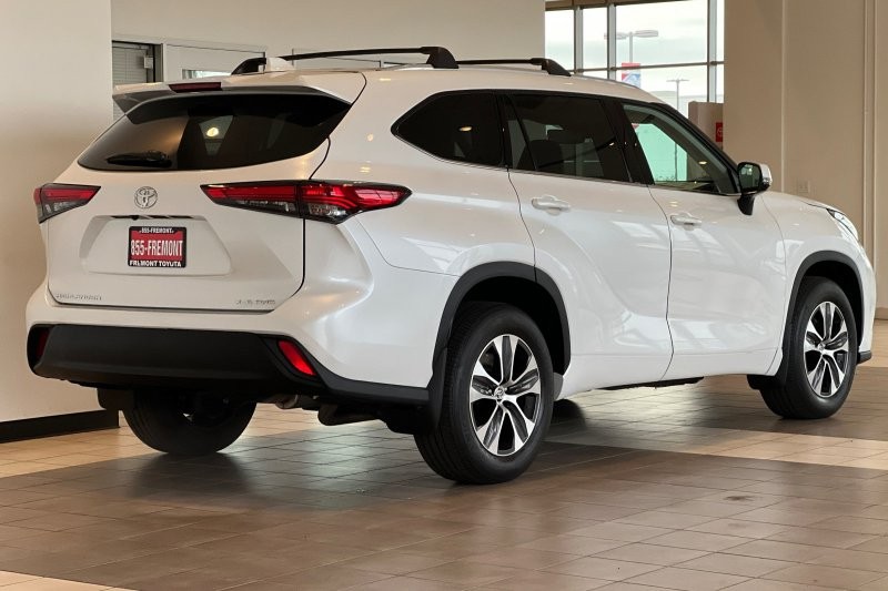 Toyota Highlander Vehicle Full-screen Gallery Image 04