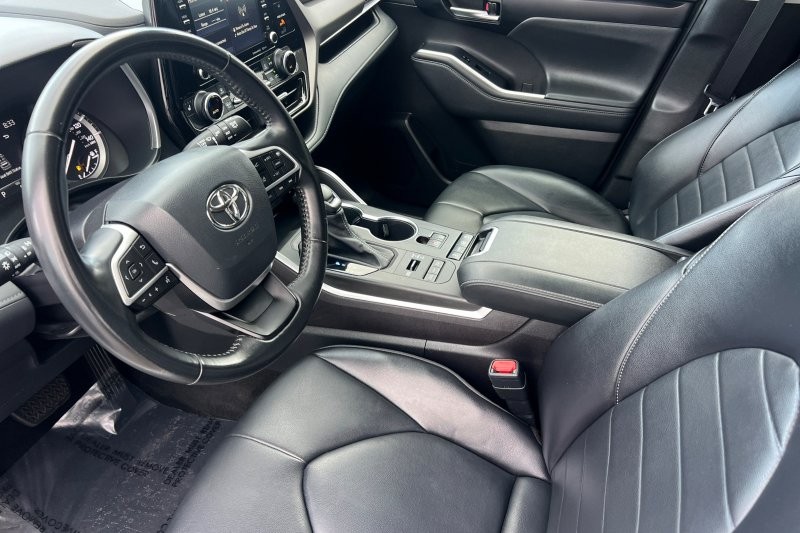 Toyota Highlander Vehicle Full-screen Gallery Image 10