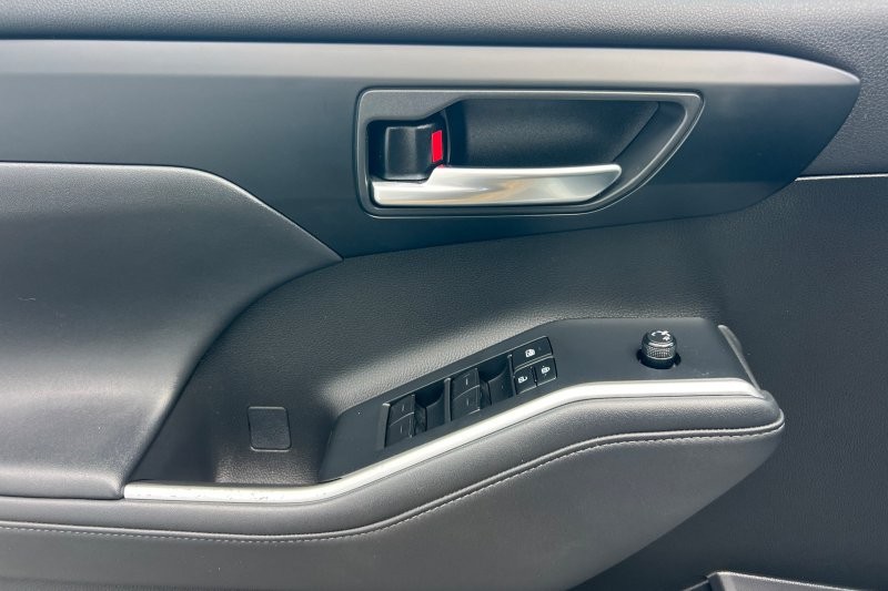 Toyota Highlander Vehicle Full-screen Gallery Image 11