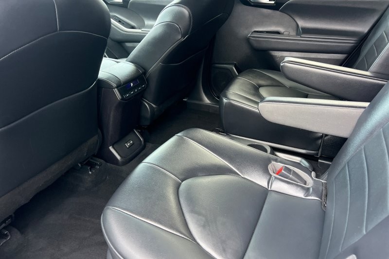 Toyota Highlander Vehicle Full-screen Gallery Image 12