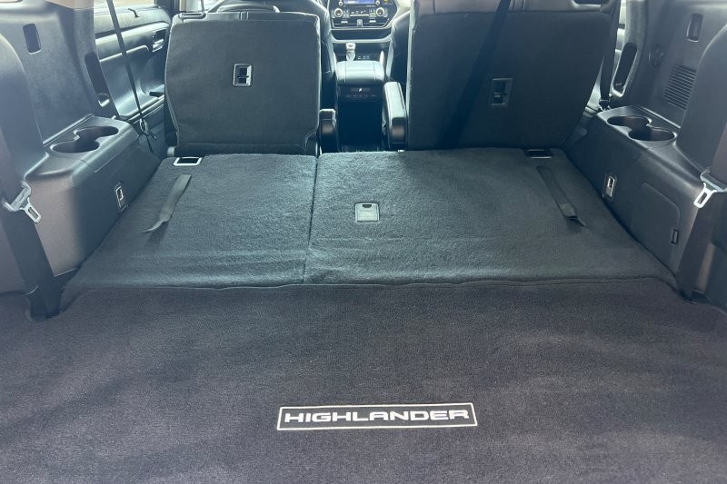 Toyota Highlander Vehicle Full-screen Gallery Image 16