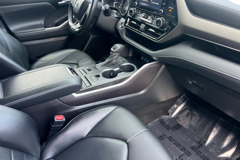 Toyota Highlander Vehicle Full-screen Gallery Image 17