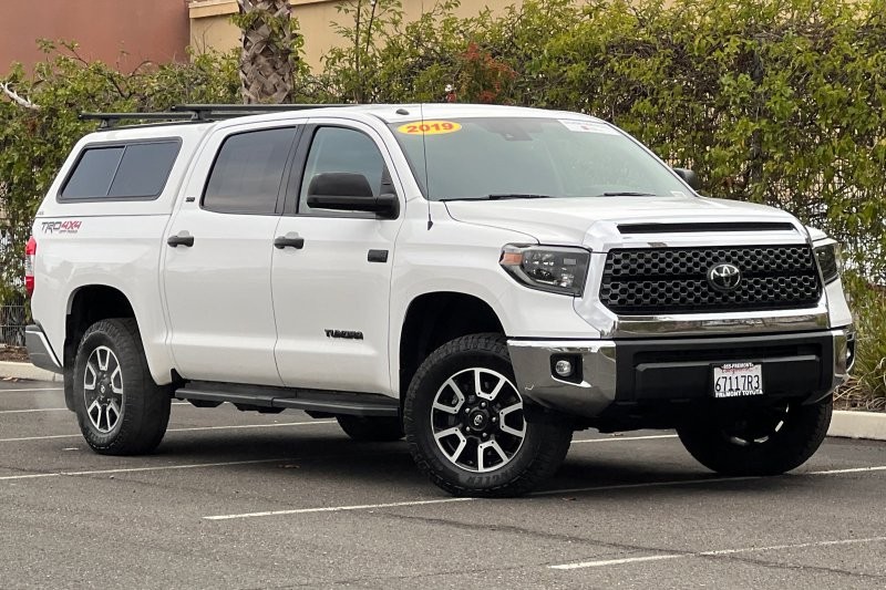 Toyota Tundra 4WD Vehicle Full-screen Gallery Image 02