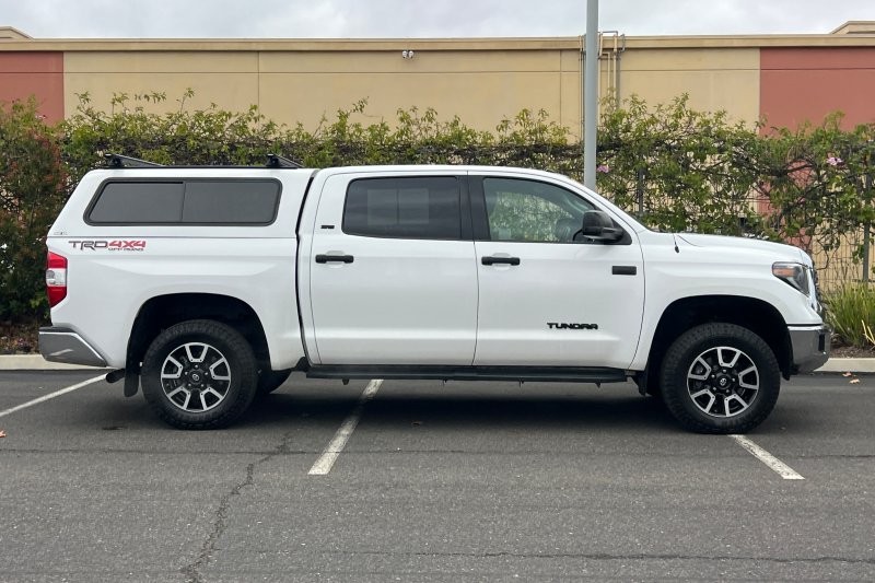 Toyota Tundra 4WD Vehicle Full-screen Gallery Image 03