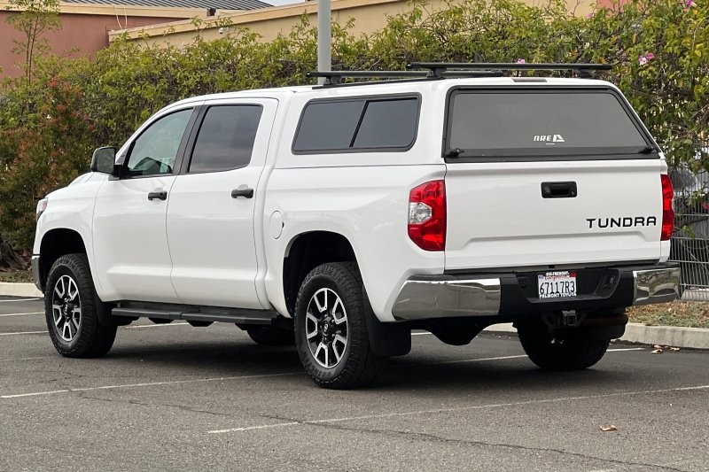 Toyota Tundra 4WD Vehicle Full-screen Gallery Image 06
