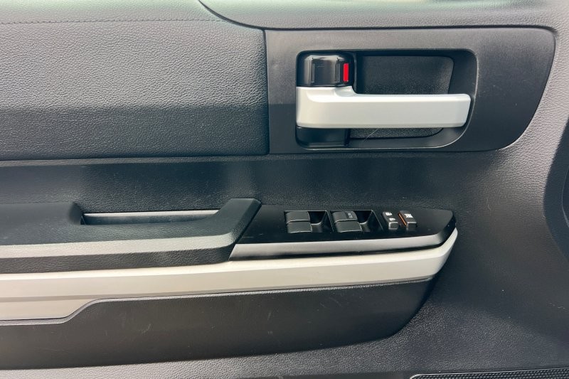 Toyota Tundra 4WD Vehicle Full-screen Gallery Image 11