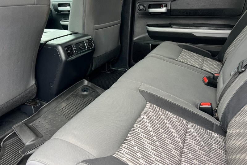 Toyota Tundra 4WD Vehicle Full-screen Gallery Image 12