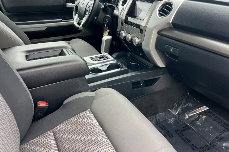 Toyota Tundra 4WD Vehicle Full-screen Gallery Image 15