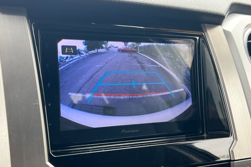 Toyota Tundra 4WD Vehicle Full-screen Gallery Image 18