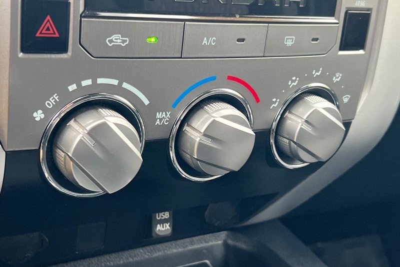 Toyota Tundra 4WD Vehicle Full-screen Gallery Image 19