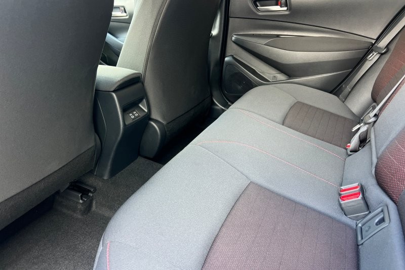 Toyota Corolla Vehicle Full-screen Gallery Image 12