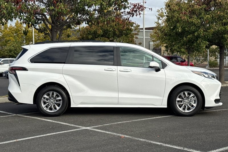 Toyota Sienna Vehicle Full-screen Gallery Image 03