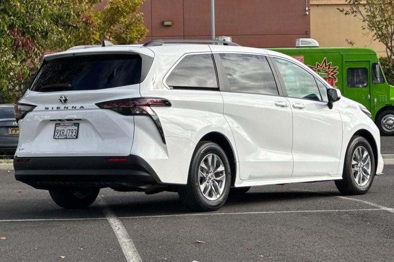 Toyota Sienna Vehicle Full-screen Gallery Image 04