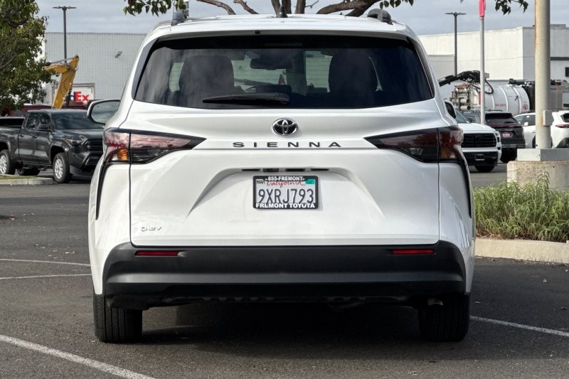Toyota Sienna Vehicle Full-screen Gallery Image 05