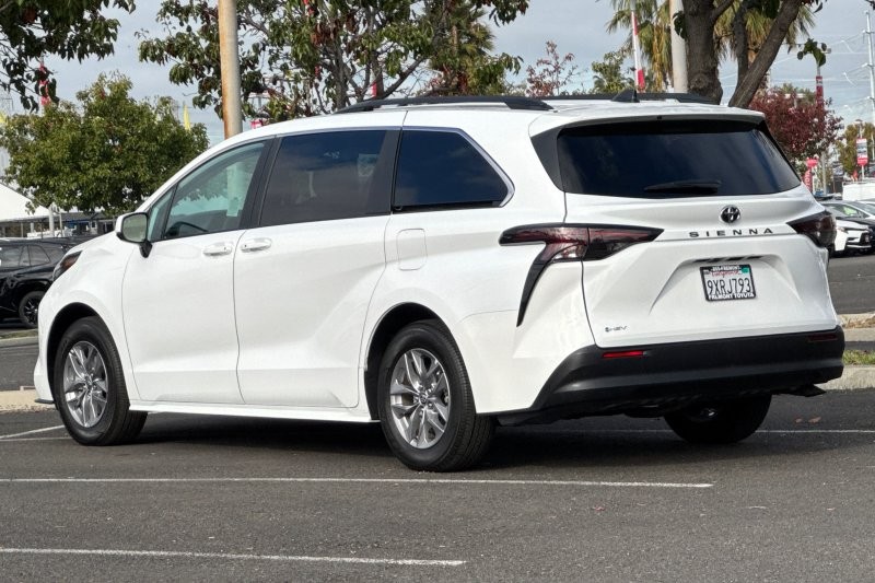 Toyota Sienna Vehicle Full-screen Gallery Image 06