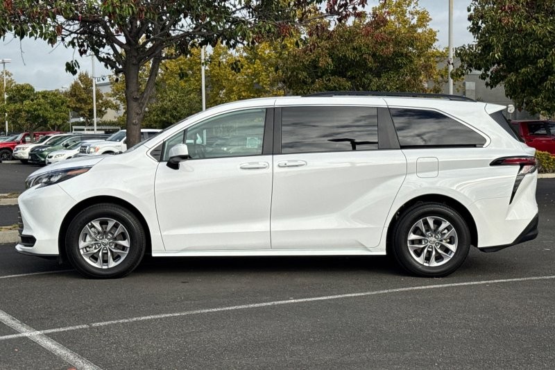 Toyota Sienna Vehicle Full-screen Gallery Image 07