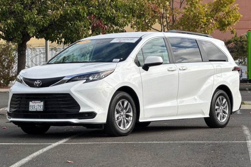 Toyota Sienna Vehicle Full-screen Gallery Image 08