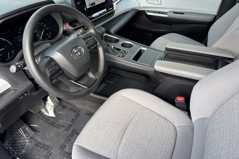 Toyota Sienna Vehicle Full-screen Gallery Image 10