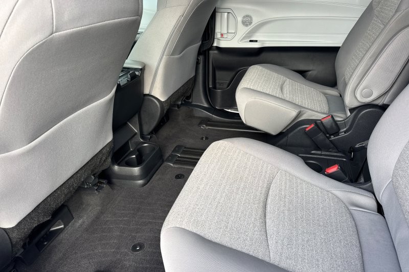 Toyota Sienna Vehicle Full-screen Gallery Image 12
